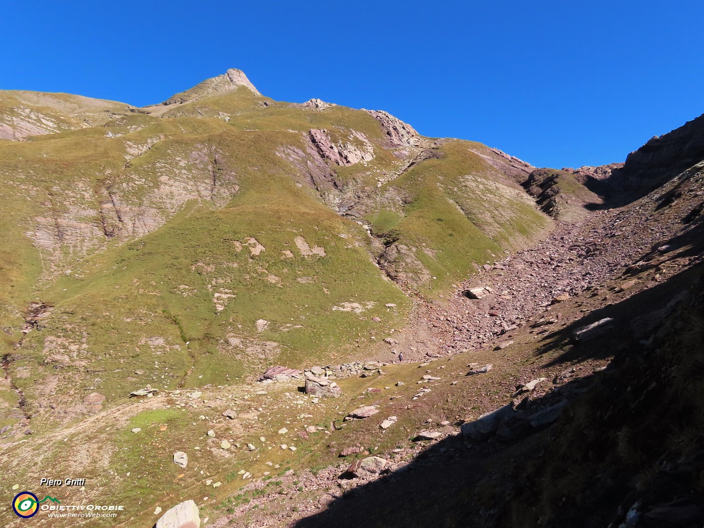 23 Il sentiero si abbassa nel vallone ed aggancia il sent. 232 proveniente dai Laghi Gemelli.JPG